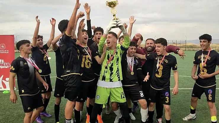 Muş'ta Okul Sporları Futbol Gençler İl Birinciliği Sona Erdi