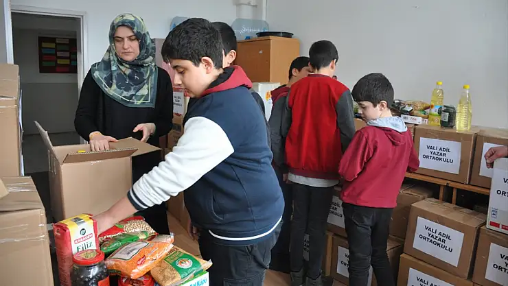 Muş'ta ortaokul öğrencileri harçlıklarıyla ramazan kolisi hazırladılar