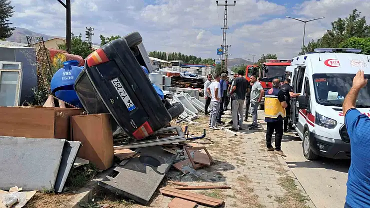 Muş'ta otomobil hurda dükkanına daldı, 2 kişi yaralandı