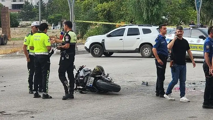 Muş'ta otomobil ve motosiklet çarpıştı: 2 yaralı hastaneye kaldırıldı