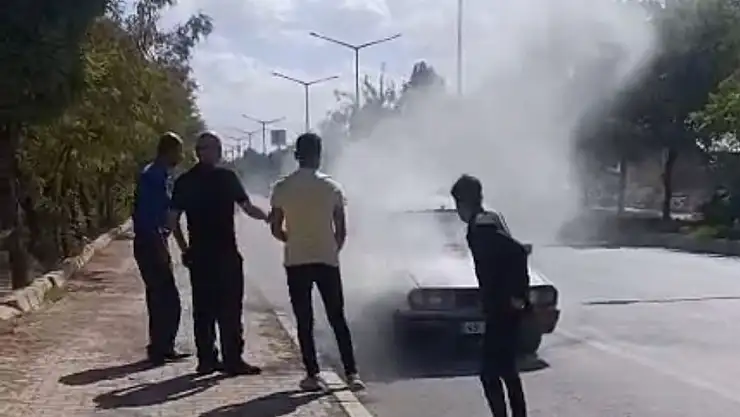 Muş'ta otomobildeki yangın, beton mikserinin su müdahalesiyle söndürüldü