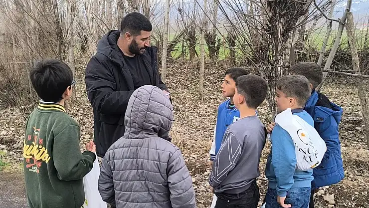 Muş'ta polis memurundan köy çocuklarına bayram sevinci