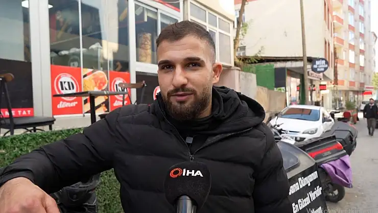 Muş'ta polis, üşüyen kuryeye eldiven vererek örnek bir dayanışma sergiledi