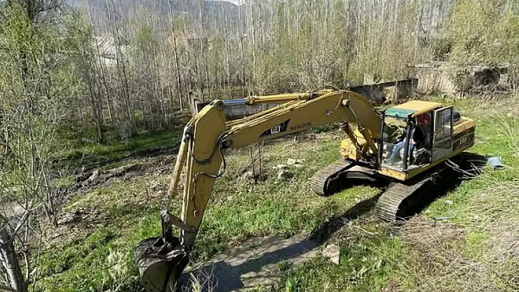 Muş'ta su borusu patladı, bazı mahallelerde su kesintisi yaşanıyor. Ekipler 7/24 çalışıyor