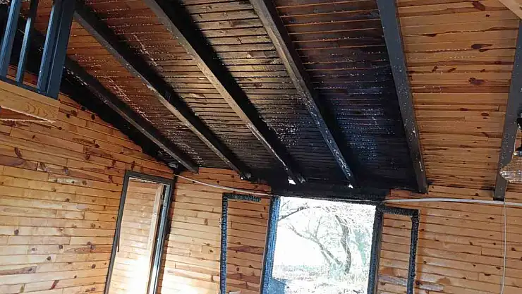 Muş'ta tarihi köprü yakınındaki yangında 30 dönüm alan yandı, bungalov zarar gördü!