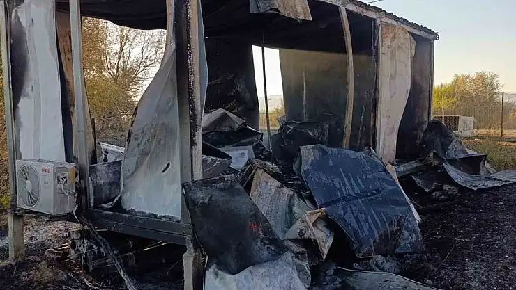 Muş'ta Tarihi Murat Köprüsü çevresinde çıkan yangın 30 dönümlük alanı kül etti