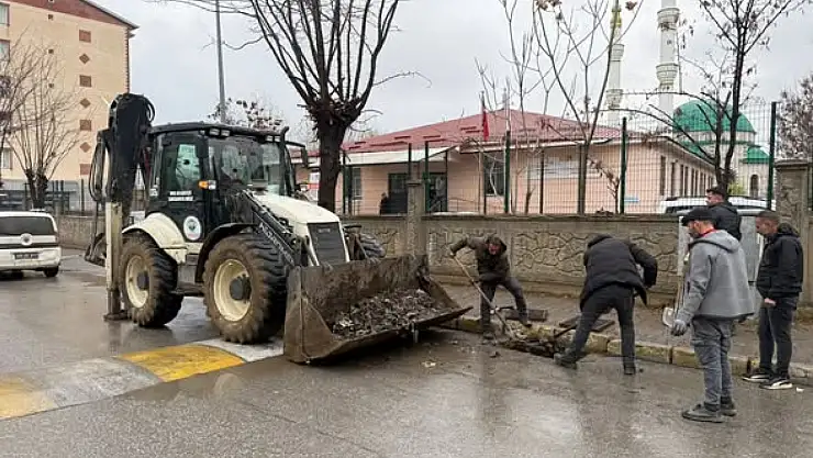 Muş'ta Tıkanan Yağmur Suyu Kanallarına Hızlı Müdahale