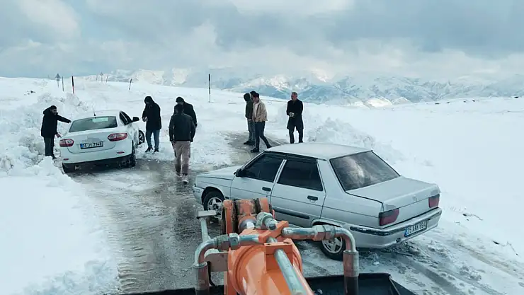 Muş'ta tipi nedeniyle yolda mahsur kalan 60 kişi kurtarıldı