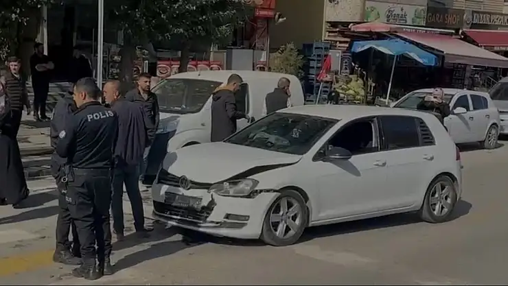 Muş'ta Trafik Kazası: İki Otomobil Çarpıştı, 2 Yaralı
