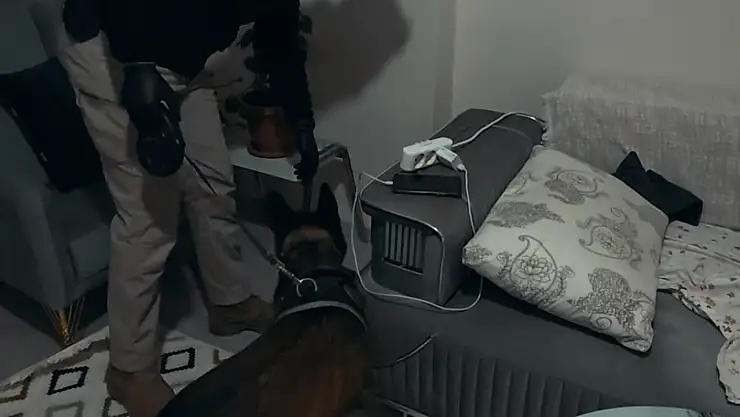 Muş'ta uyuşturucu operasyonu: 10 adreste 2 tutuklama ve çok sayıda madde ele geçirildi