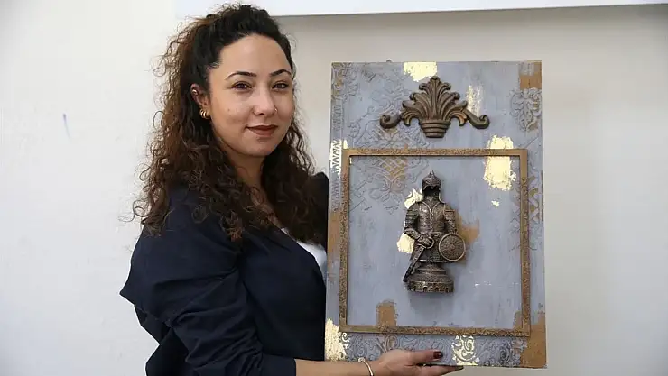 Muş'taki Genç Ofis'te öğrenciler, Sultan Alparslan'ı simgeleyen hediyelik ürünler üretiyor.