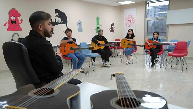 Muş'taki Gençlik Merkezi'nde Güzel Sanatlar Atölyesi'ne yoğun ilgi, gençler sanatsal yeteneklerini keşfediyor