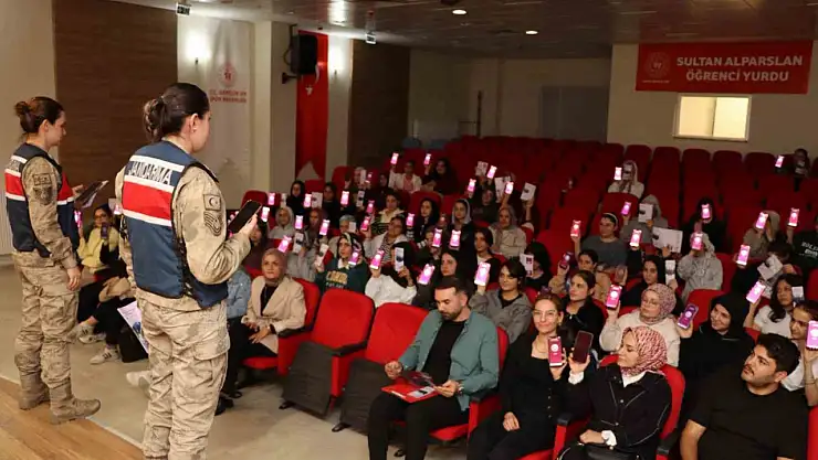Muş'taki Üniversite Öğrencilerine KADES Uygulaması Eğitimi Verildi