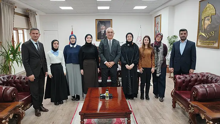 Muş Vakfı Temsilcisi ve Başarılı Öğrencilerden Vali Avni Çakır'a Ziyaret