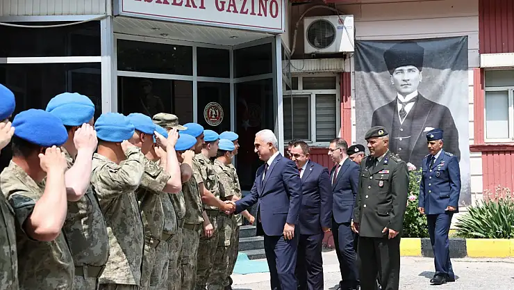 Muş Valisi Avni Çakır'dan Garnizon Komutanlığı'na Bayram Ziyareti