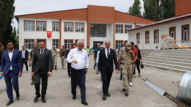 Muş Valisi Avni Çakır, Malazgirt'te Gençlik Merkezi ve Yarı Olimpik Yüzme Havuzu İnşaatını İnceledi