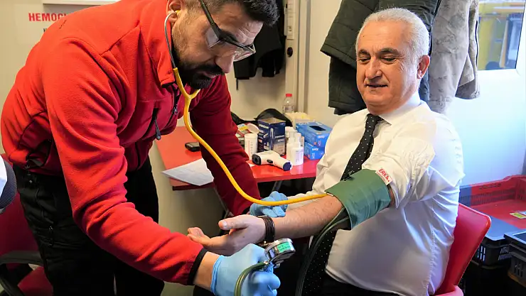 Muş Valisi Çakır'dan kan bağışı kampanyasına destek