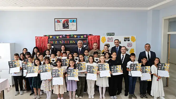 Muş Valisi öğrencilere karne dağıtarak başarılarını kutladı, tatil dileklerini iletti