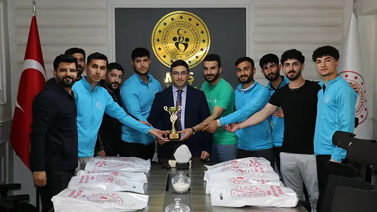 Muş Voleybol Takımı, Doğu Anadolu Bölgesi'nde üçüncülük elde etti! Ödüller verildi.