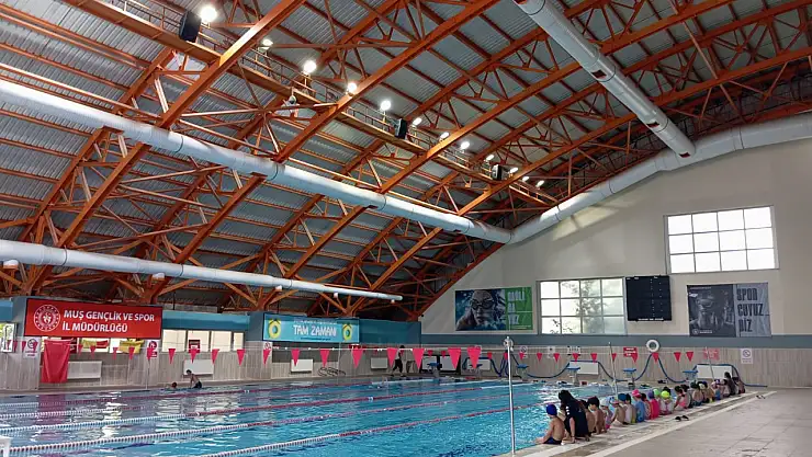 Muş Yarı Olimpik Yüzme Havuzu'nda Eğitimler Tüm Hızıyla Sürüyor