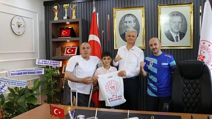 Muşlu Boksçu Azad Ali Yaşar, Türkiye 2'ncisi olarak başarıyı kutladı