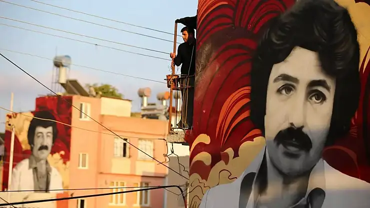 Müslüm Gürses'le Ferdi Tayfur unutulmadı: Doğdukları mahallenin duvarlarına, resimleri çizildi!