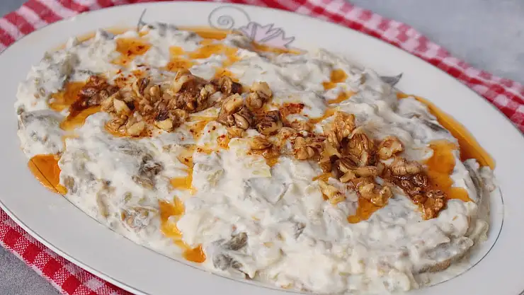 Mütebbel Tarifi: Közlenmiş Patlıcanın Tahin ve Yoğurtla Buluşması