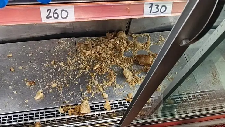 Namaz kılarken dolapta şişe patladı, korku dolu anlar yaşandı!