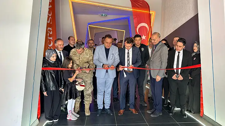 Narman'da Genç Sanatçılara Ait Renklerle Konuşan EllerSergisi Açıldı
