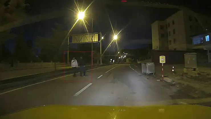 Narman'da Gençlerin Tehlikeli Yürüyüşü Trafiği Felç Etti