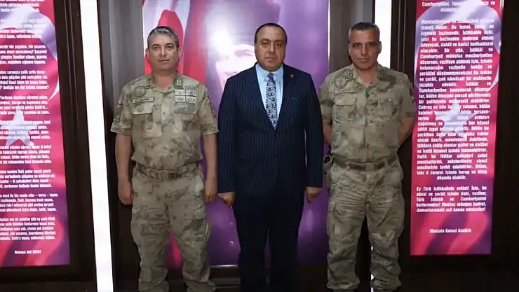 Narman'da Jandarma Değişimi: Eski ve Yeni Komutan Başkan Kınalı'dan Destek Aldı
