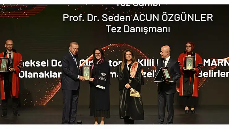 Nazife Özer, YÖK Üstün Başarı Ödülü'nü Cumhurbaşkanı Erdoğan'dan aldı