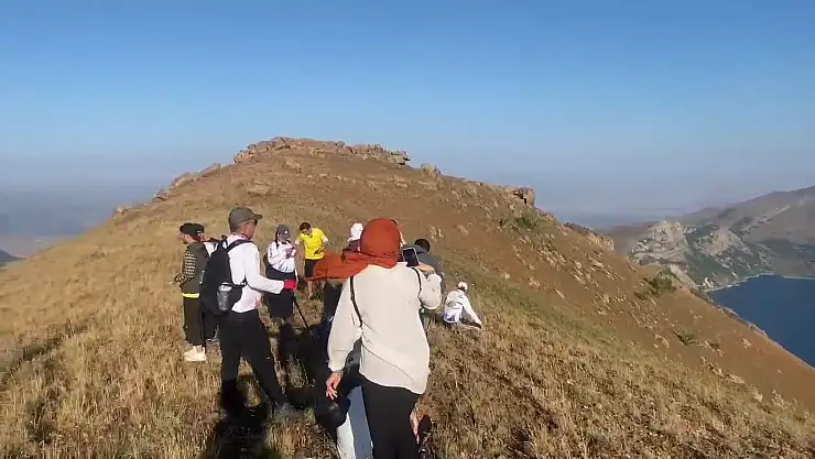 Nemrut Dağı'nda Doğaseverlerden Zirve Yürüyüşü: Manzaralar Göz Kamaştırıyor