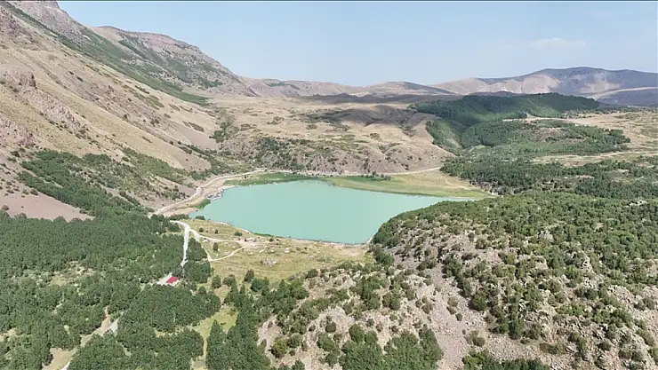 Nemrut Krater Gölü: Doğanın Eşsiz Hazinesi Soğuk İklimle Misafirlerini Bekliyor