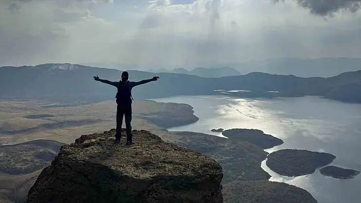 Nemrut Krater Gölü'nde 360 Derece Yürüyüş: Doğa Severlerden Eşsiz Manzara Keşfi
