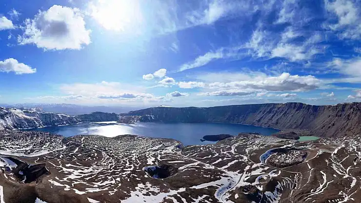 Nemrut'un masmavi yüzü karla buluştu