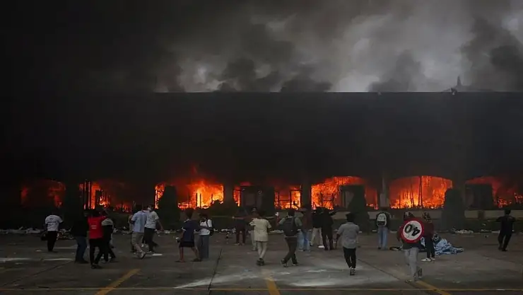 Nepal'deki gösterilerde cezaevlerinden 15 binden fazla mahkum firar etti