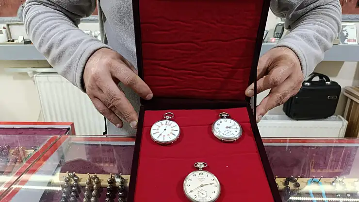 Nostalji tutkunlarının yeni gözdesi köstekli saatler Ağrı'da vitrini süsledi