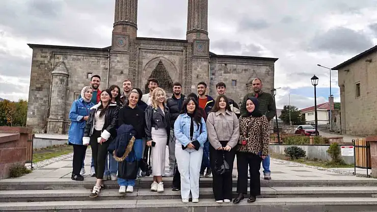 Öğrenciler Bir Bilenle Erzurum projesiyle şehrin tarihi güzelliklerini keşfetti