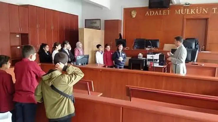 Öğrenciler Duruşma Salonunda Gerçek Zamanlı Hukuk ve Adalet Eğitimi Aldı