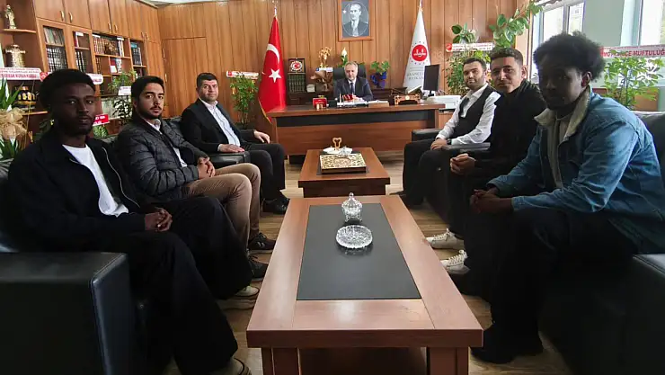 Öğrencilerden Müftü Koçak'a Ziyaret: Diyanet Dergisi Hediye Edildi