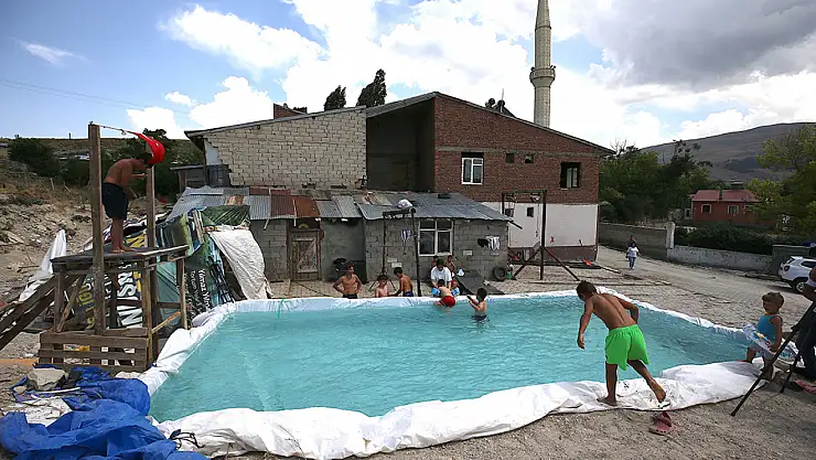 Öğretmen ve Çocuklar Köye Havuz Yaptı, Telefon Bağımlılığına Son!