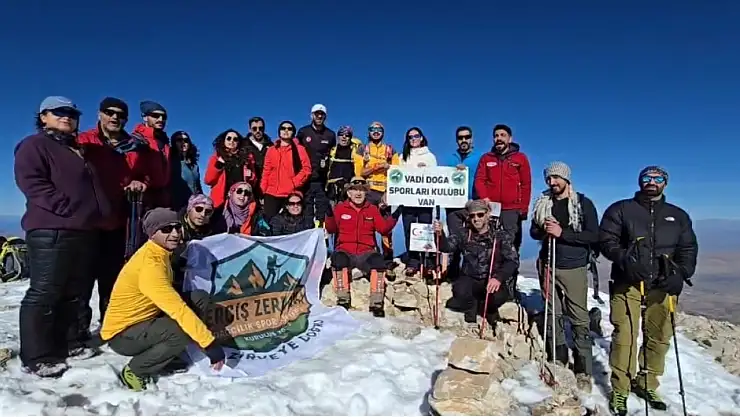 Öğretmenler Günü'nde Dağcılar Artos Zirvesinde Kutlama Yaptı