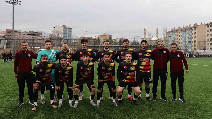 Oltu 25 Mart Belediye Spor, Erzurum İdmanocağı FK'yı 6-1 yenerek taraftarına futbol şöleni yaşattı