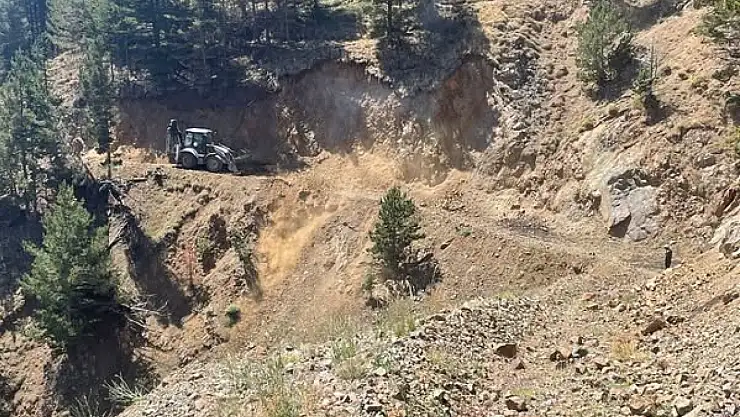 Oltu Belediyesi, Başbağlar Mahallesi'nde Orman Yolu Temizliği Yapıyor