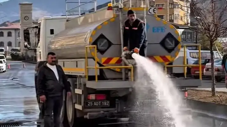 Oltu Belediyesi'nden Cadde ve Kaldırım Temizlik Çalışmaları