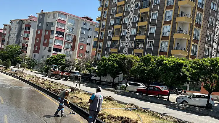 Oltu Belediyesi, Orta Refüjde Bordür Taşlarını Yeniledi