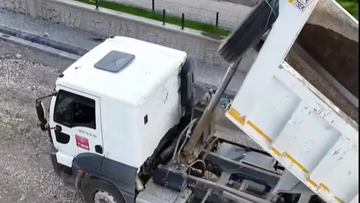 Oltu Belediyesi Şehitler Mahallesi'nde Yol Çalışmalarını Sürdürüyor