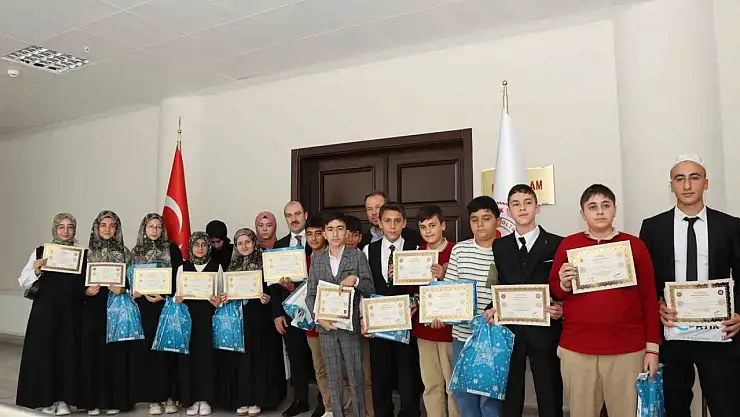 Oltu'da 17 hafız öğrenciye icazet belgesi ve başarı ödülü verildi