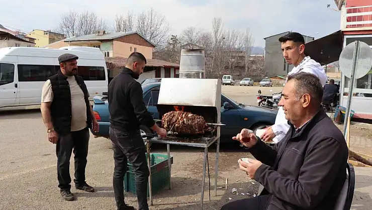 Oltu'da bayram sabahı cağ kebabı kokusuyla başladı